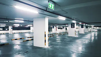 Notleuchte im Parkhaus